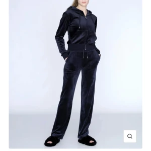 Juicy set - Funderar på att sälja mitt mörkblå juicy set. Tröjan är i XS och byxorna i XXS och sitter fint och ganska tajt på mig som vanligtvis har XS. Pris kan diskuteras 💕 TRÖJAN  SÅLD