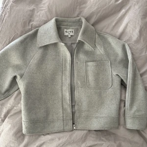 Vår jacka från nakd - Jätte fin vår jacka från Nakd som är slut såld. Passar inte mig längre och hänger bara i garderoben numera Skriv för mer bilder☺️