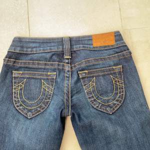 Säljer dessa låga true religion jeans. Kom privat för fler bilder. De är storlek 24 i midjan, xs kan man säga 