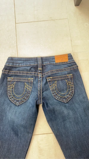 True Religion jeans - Säljer dessa låga true religion jeans. Kom privat för fler bilder. De är storlek 24 i midjan, xs kan man säga 