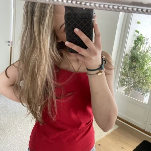 Rött linne - Säljer ett rött linne 💕 Vill bli av med så 40 kr + frakt 