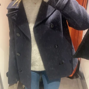 Kappa Marinblå - Intressekoll på denna fina kappan, den är köpt second hand så den är använd inann men i ett bra skick. Skriv privat om ni är intresserade av fler bilder☺️säljer endast vid bra pris.  Ledande bud: 400kr!