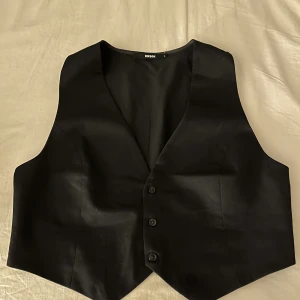 Väst - Super fin väst från BikBok, strl L men passar M. 