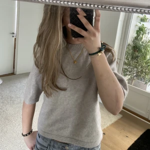 Finaste trekvartsärmade tröjan - Säljer min fina populära trekvartsärmade tröja frånn &otherstories nu. Kontakta mig vid intresse och skriv prisförslag privat!! Obs!! Har just nu bud på 420 kr ❤️‍🔥❤️‍🔥