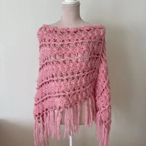 Rosa kofta - Rosa stickad kofta som man kan slänga över en bikin eller ett linne på sommarkvällarna. 💕 Bara 30kr. 