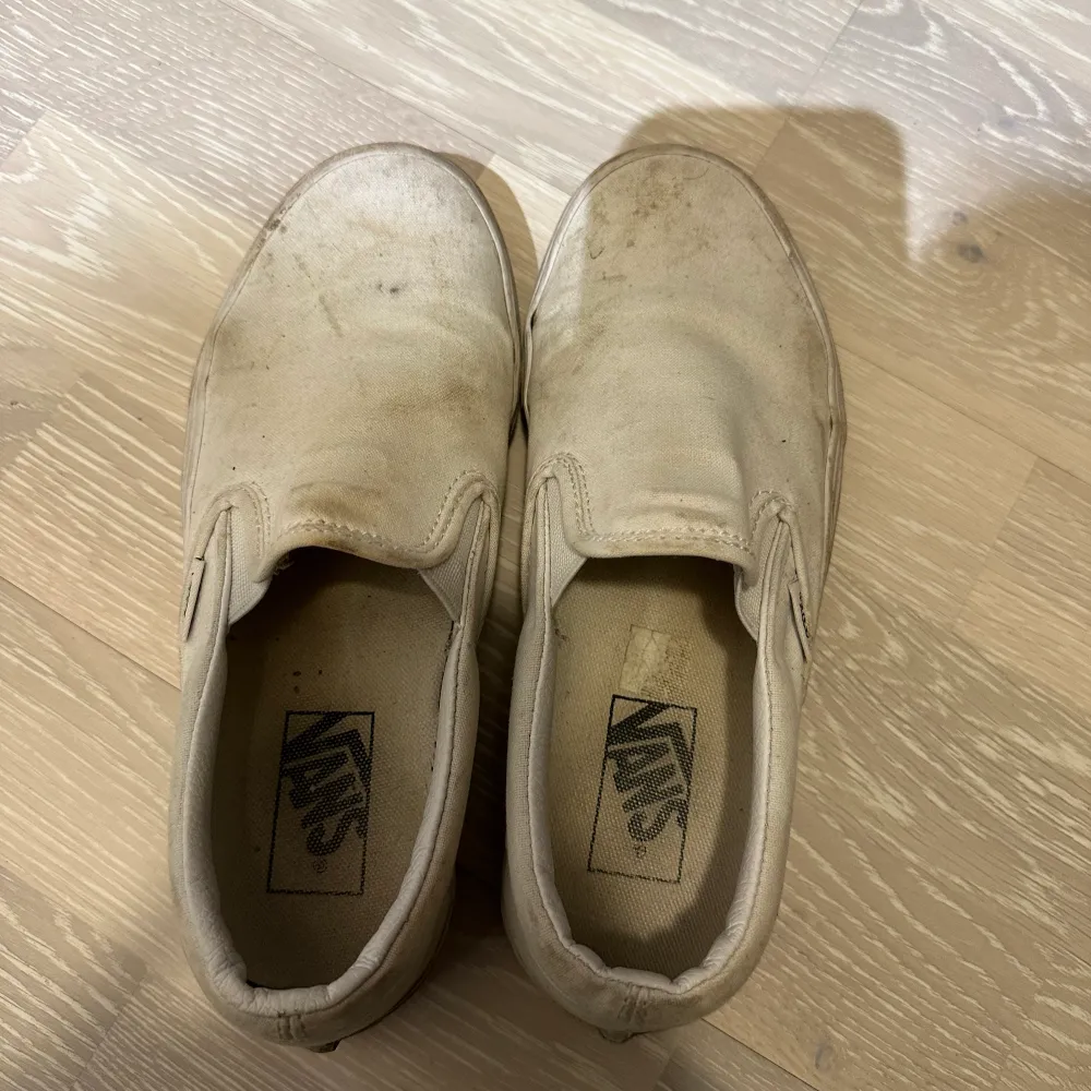 Vita slip-om Vans i bra skicka (bara smutsiga) köpta i USA för 2 år sedan. Storlek 37.. Skor.