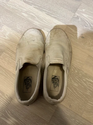 Vans slip-on - Vita slip-om Vans i bra skicka (bara smutsiga) köpta i USA för 2 år sedan. Storlek 37.