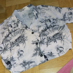 Croppad viscos skjorta - Ljusrosa supermjuk kortare boxy skjorta med trä knappar som är super mjuk I nyskick aldrig använd 