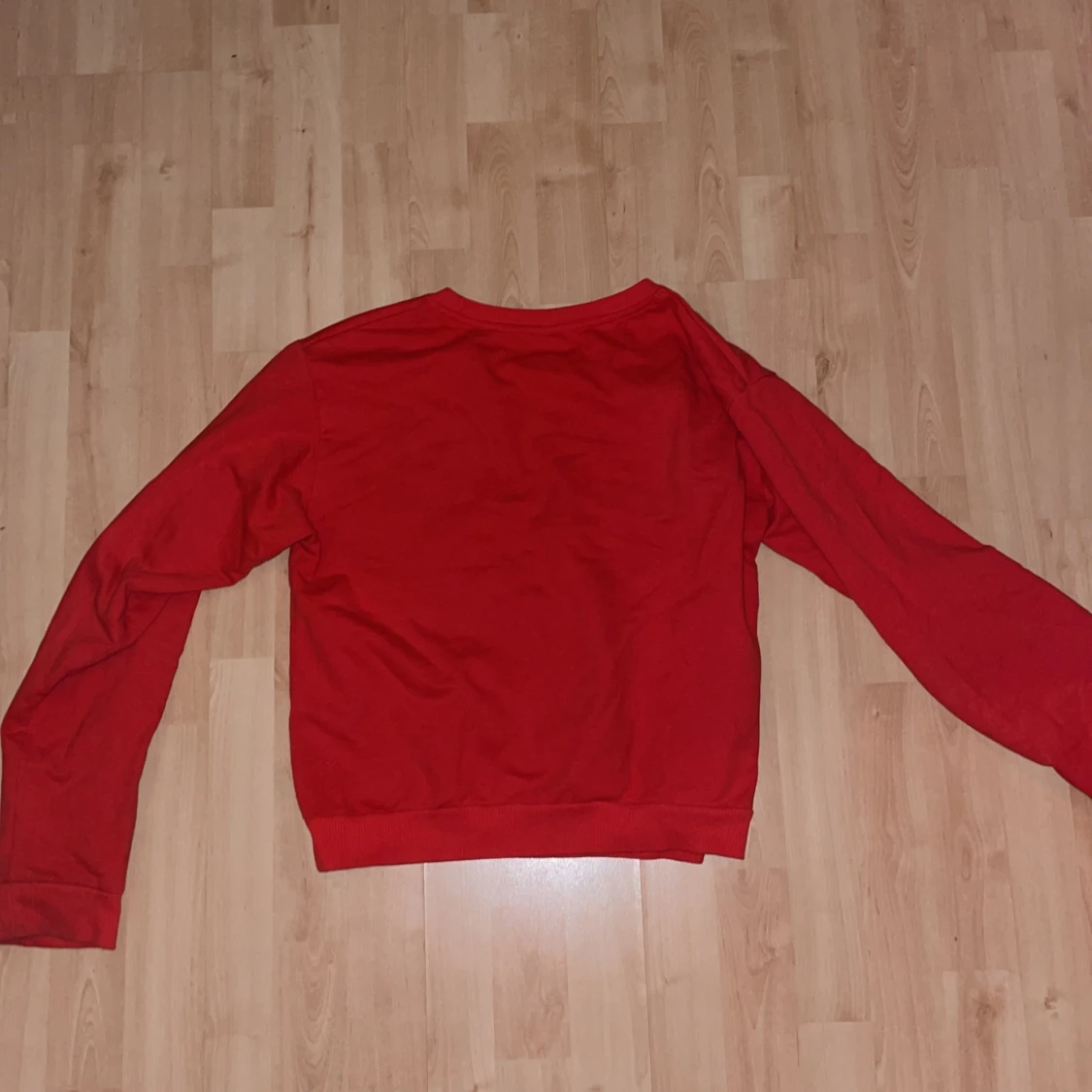 Lindex röda sweatshirt med vit L’amour text  - 90
