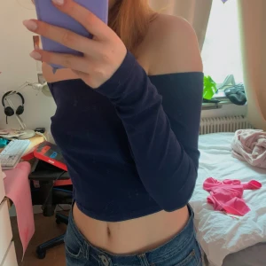Mörkblå off shoulder - basic off shoulder tröja, mörkblå💙 passar till allt och är sjukt snygg till ett par denimshorts, aldrig använd. står ingen storlek men passar mig bra som är normalt en S, kan tänka mig att den även skulle passa M
