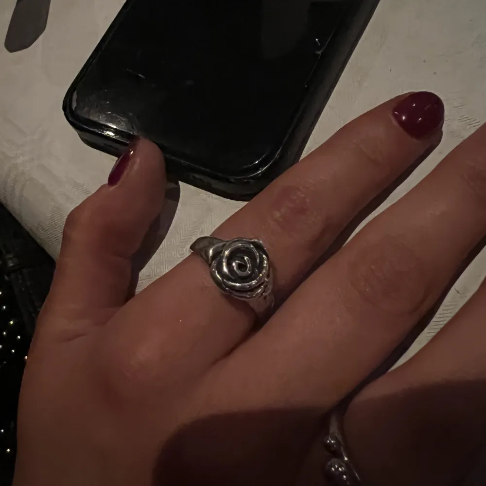 Säljer denna Maria Nilsdotter ring då den är lite stor på mig. Ringen är i storlek 18 (går alltid att storleks-ändra i butik). Endast testad! Nypris: 3000kr. Kan diskutera pris vid snabb affär!❤️‍🔥 Frakt tillkommer. Accessoarer.