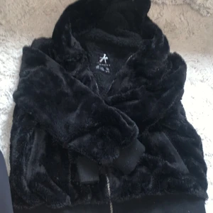 Pälsjacka - Pälsjacka som inte kommer till användning men super fin och varm 