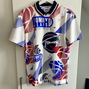 Tommy Jeans Piké - Tommy Jeans Piké i storlek Xs men som passar S/M. Svår piké att hitta, väldigt ovanlig. Inga flaws! Fler bilder eller frågor? Bara att höra av sig!