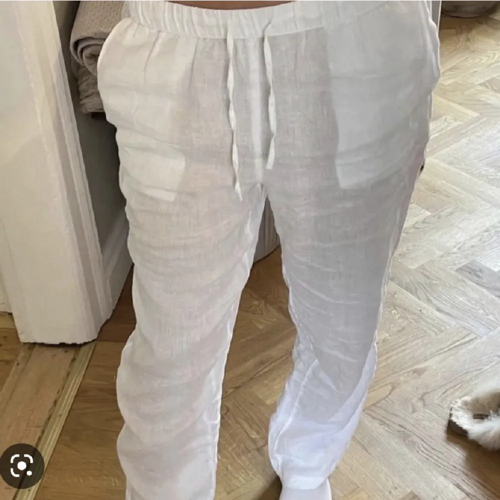 linnebyxor från hm som endast är testade därav nyskick, lånade bilder skickar egna vid intresse säljer ej under 300kr och tar endast swish!. Jeans & Byxor.