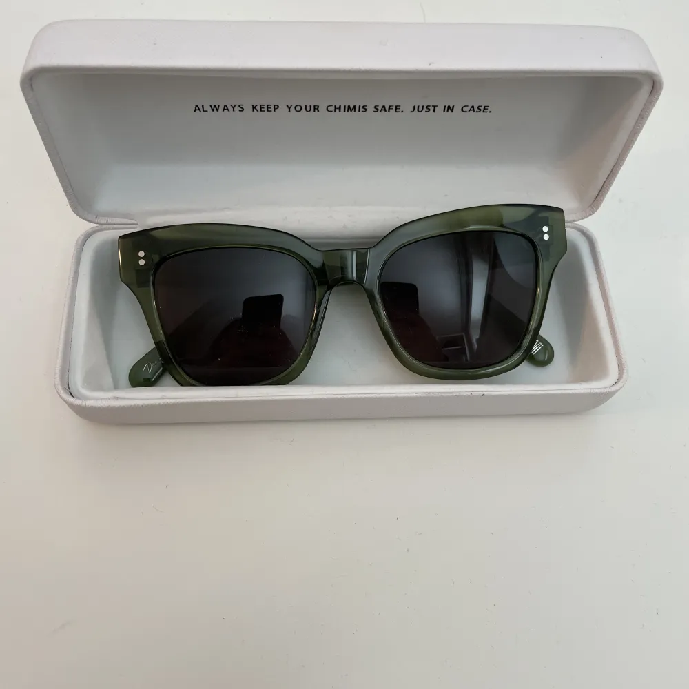 Hej💕 säljer mina fina solglasögon från chimi🙌🏻 dom är i bra skick och färgen kiwi modell #005😊 passar perfekt nu till hösten och sommaren🫶🏼 pris går att diskutera skriv gärna för fler bilder💕. Accessoarer.