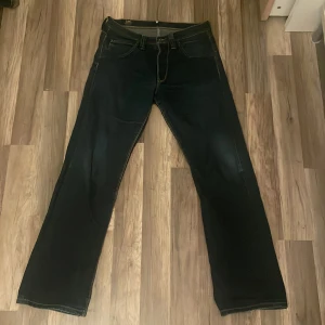 lee jeans - skitsnygga mörkblå herrjeans från lee 😎använda men i gott skick  