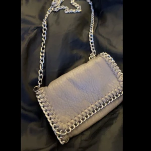 Kedje väska  - Liten jätte fin tiamo väska utan effekter Pris-220