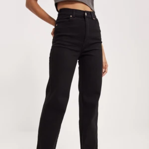 Dr Denim jeans  - Ett par highwaist jeans från Dr Denim i tall-modell och raka i benen. Är i använt skick, urtvättade i färgen. Annars fina! 