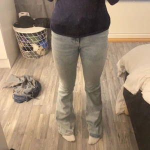 Utsvängda jeans - Säljer dessa ljusblåa bootcut jeans  från zara som tyvärr inte kommer till andvänding långre. De är i storlek 34 och passar mig bra som är 168💓De är lite slitna längst ned på benen men annars väldigt bra sick💘 
