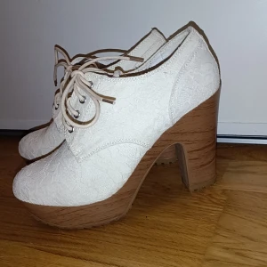 Spets klackar  - vita spets klackar/ stövletter fint skick andvända en gång 