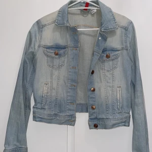 Oanvänd jeansjacka  - Helt oanvänd blå jeansjacka