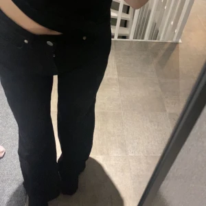 Madlady high waist wide jeans - Byxorna har storleken 36 och är i ett bra skick. Har bara användts ett fåtal gånger så dom är nästan som nya. Jag säljer dom då dom är förstora för mig. ⚠️De är inte bootcut⚠️