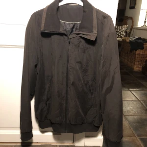 Svart vintage vårjacka  - En favorit som jag nu måste sälja för att jag tyvärr har vuxit ur den.  Lite info kring jackan:  Märke: Nicizs wold Färg: svart  Storlek: M Pris: 100 kr   Perfekt till våren! Ifall du är intresserad så hör av dig. Kan skicka fler bilder ifall önskas.