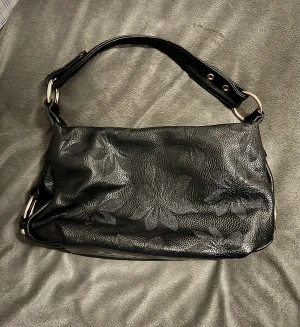 Y2k bag - Jätte fin väska i bra skick! Den är väldigt 2000-tal vibe och den rymmer mycket men tar inte så mycket plats!