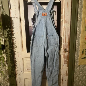 Hängselbyxor  - Hur fina som helst men satt tyvärr inte bra på mig, köpta secondhand. Jättebra skick. 