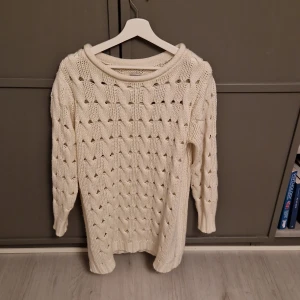 Lång stickad tröja/kort klänning - Mysig tröja som kan användas både som klänning och tröja beroende på hur man vill bära den och hur lång man är. Passar nog även s/m då den är stor. Fint skick.