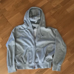 Grå kofta strl S/M  - Grå kofta i storlek M men passar också S beroende på hur du vill att den ska sitta🤍skriv för fler mått eller bilder