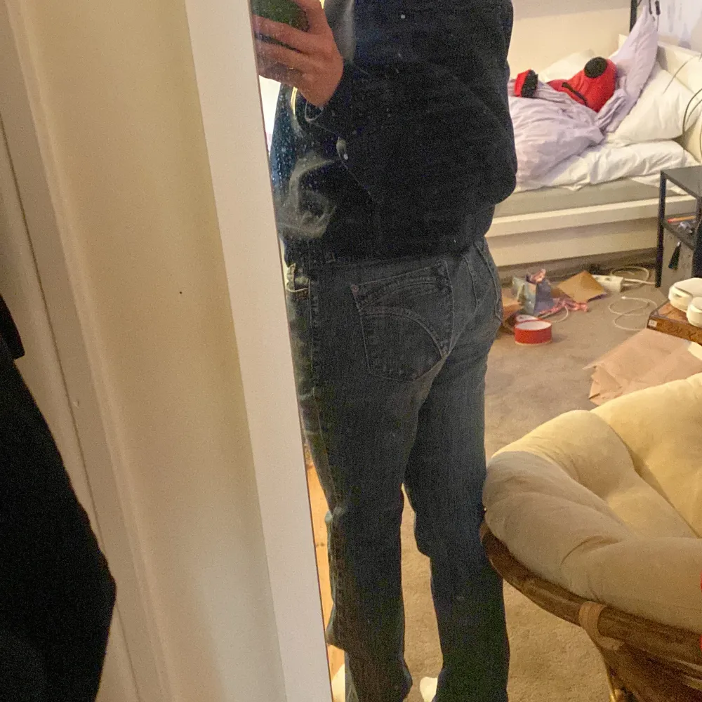 Jättefina lågmidjade jeans från Eddie Bauer som tyvärr är förstora för mig i midjan. Köparen står för frakt!💕 ( man ser färgen bäst på första bilden) . Jeans & Byxor.