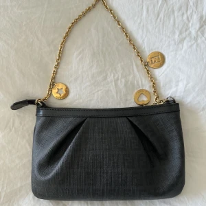 Fendi väska - Knappt kommit till användning så är som nyskick. Köpt på Vestiaire Collective