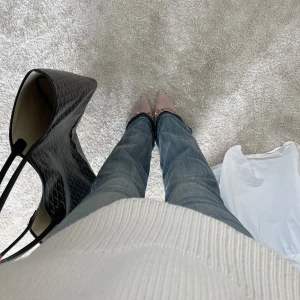 Klackskor  - Valentino inspirerade klackskor från asos, aldrig använda! Så fina nu till våren och sommaren🫦🫦