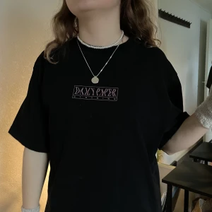 Graphic tee - Svart T-shirt med tryck Japanskt  Daily Paper Kvinnlig modell 160cm Manlig modell 195cm Skriv dm för frågor och bilder