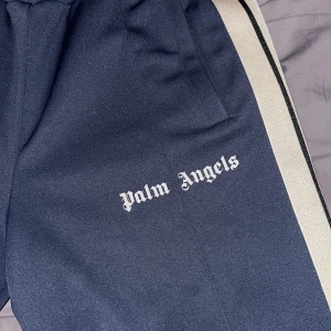 Palm Angels Byxor - Säljer mina Palm Angels byxor i storlek L. Äkta självklart, tags + kvitto finns. Köpta för 3500kr på Luisaviaroma (italiensk sida). Fler bilder eller frågor så är det bara att skriva. 