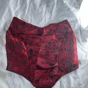 Korsett topp - Har en som är i storlek XS och S. Storlek S är aldrig använd medans XS är använd en gång för en konsert. Köparen står för frakten