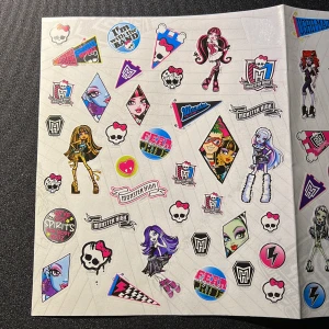 Monster High Stickers - Endast ett klistermärke är använt!