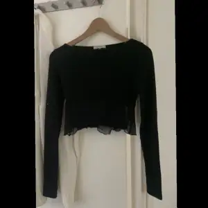 En svart långärmad tröja med nät nertill💗