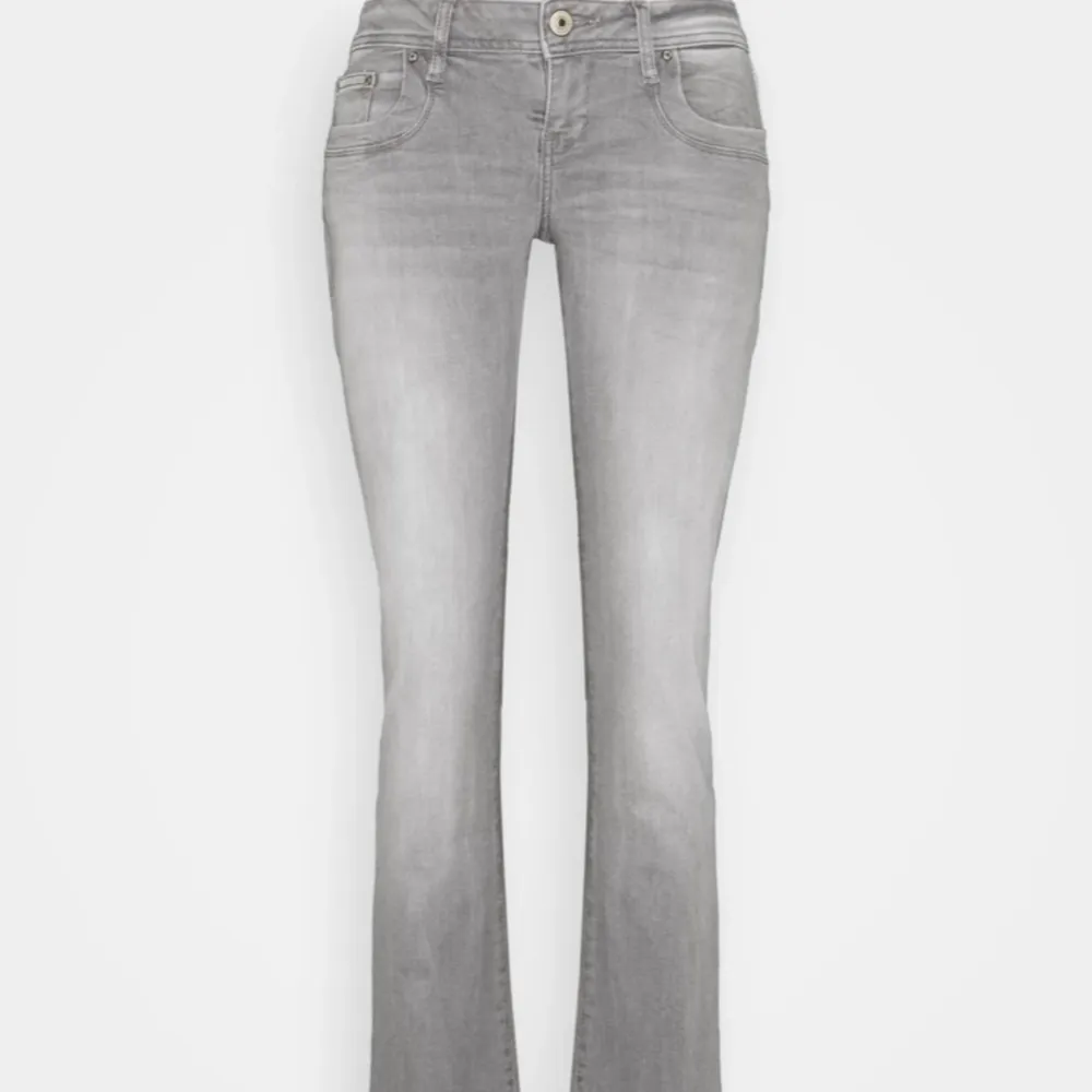 Säljer dessa hel slutsålda grå lågmidjade ltb jeans i modellen valerie💗 Skriv privat vid frågor. Jeans & Byxor.