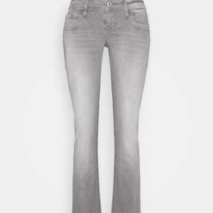 Säljer dessa hel slutsålda grå lågmidjade ltb jeans i modellen valerie💗 Skriv privat vid frågor