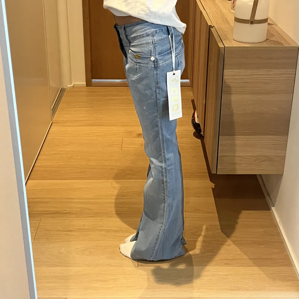 Lågmidjade jeans i storlek W29, passar 34-36! Nyskick! Midjemått: 37cm tvärs över, Innerbenslängden: 81 cm. Köparen står för frakten!. Jeans & Byxor.