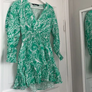 Zara klänning 💚 - Jag säljer denna jättefina zara klänning, som är använd endast 1 gång 💞 jag kan självklart frakta om köparen står för frakten 💞💞