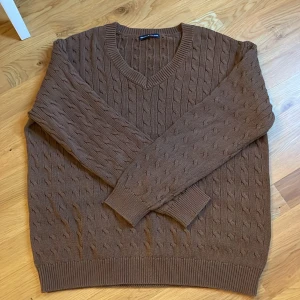 Stickad tröja från brandy Melville  - Stickad tröja från brandy Melville! Brun kabelstickad med V-ringning i halsen. Köparen står för frakt!