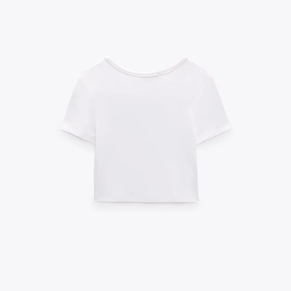 En vit tajt t-shirt från zara. Bra skick och inga defekter!💗. T-shirts.