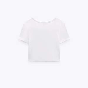 En vit tajt t-shirt från zara. Bra skick och inga defekter!💗