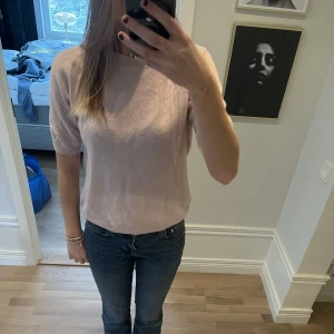 Kashmir tröja - Säljer min otroligt fina Kashmir tshirt från H&M. Den har ett pyttelitet hål på armen som ni kan se på andra bilden, därav priset😊💞