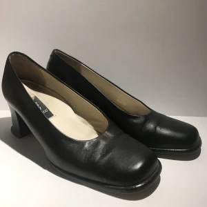 skor!! - jättecoola fina svarta ecco-pumps! bra men använt skick, lite smutsiga inuti och slitna på klacken (se bilder). köpte på sellpy men de var för stora:(  står storlek 6 vilket är 39!! inte 38 (sellpy sa fel) 