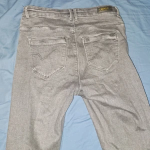 Grå bootcut/flare jeans från only💕 - Ett par skitsnygga oanvända jeans från only som inte kommit till användning💕storlek M/30 men passar xs/34. köpta för 479kr priset kan diskuteras. Skriv om du vill ha fler bilder eller har någon fundering💕💕