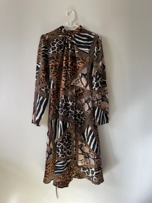 Snygg klänning från Boohoo - Jättesnygg klänning från Boohoo med öppenrygg! Aldrig använd storlek 42